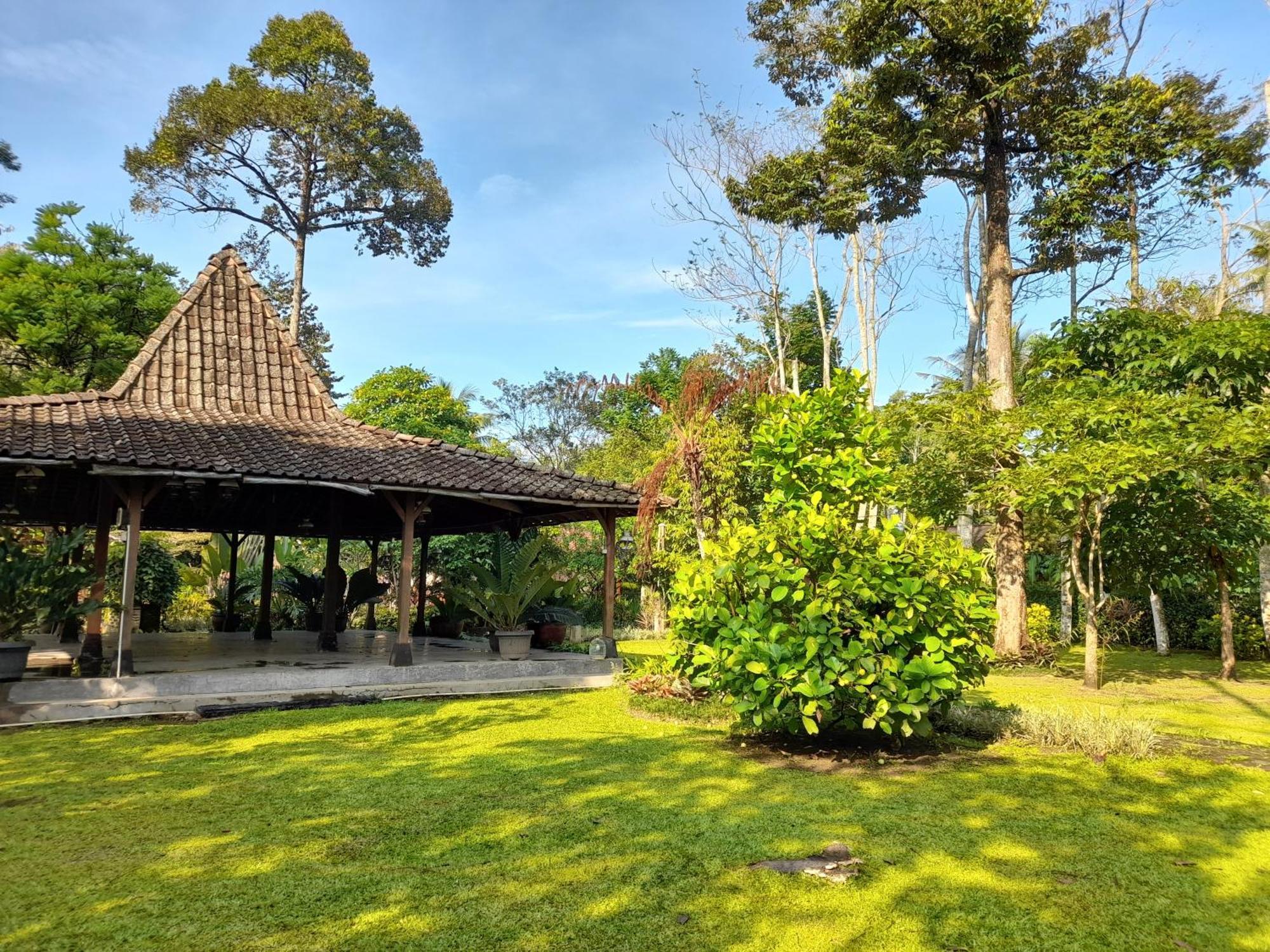 Ndalem Nitihardjan Hotell Magelang Exteriör bild